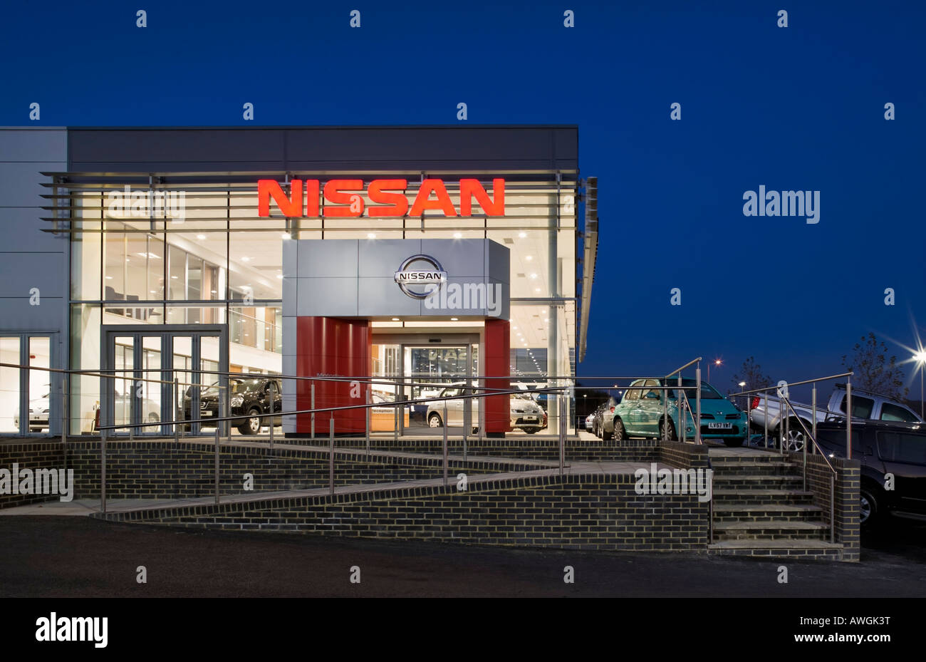 Nissan Autohaus in der Nacht Stockfoto