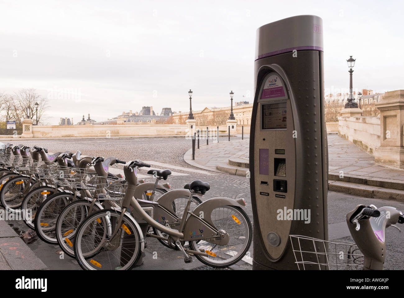 Velib Zyklus Regelung am Quai de L'Horloge, Île De La Cité bei Pont Neuf gegenüber dem Palais de Louvre in Paris Stockfoto