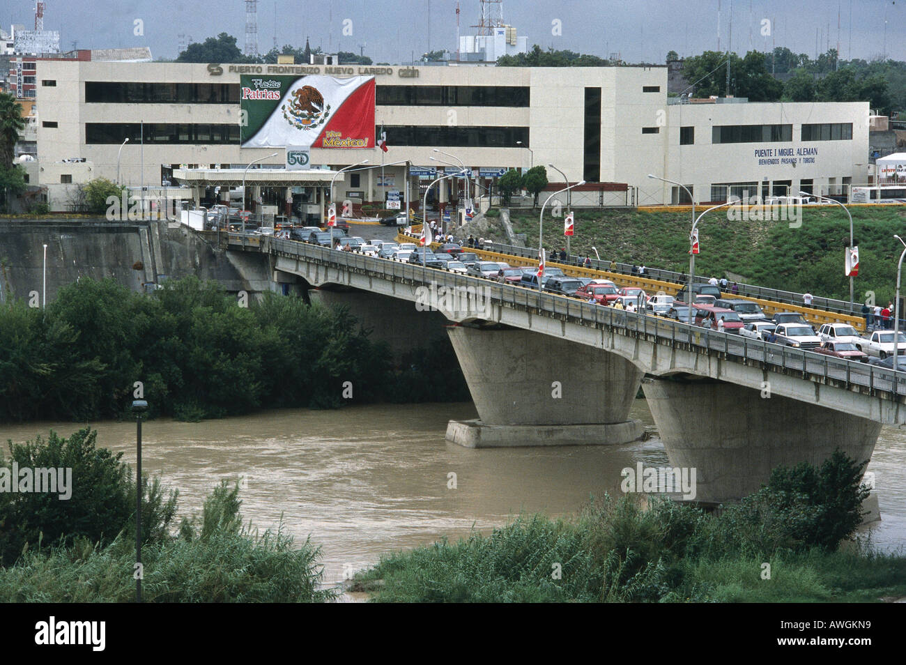 USA, Texas, Nose-to-Tail-Verkehr auf internationalen Brücke über Fluss Grenze Stadt von Nuevo Laredo, Stockfoto