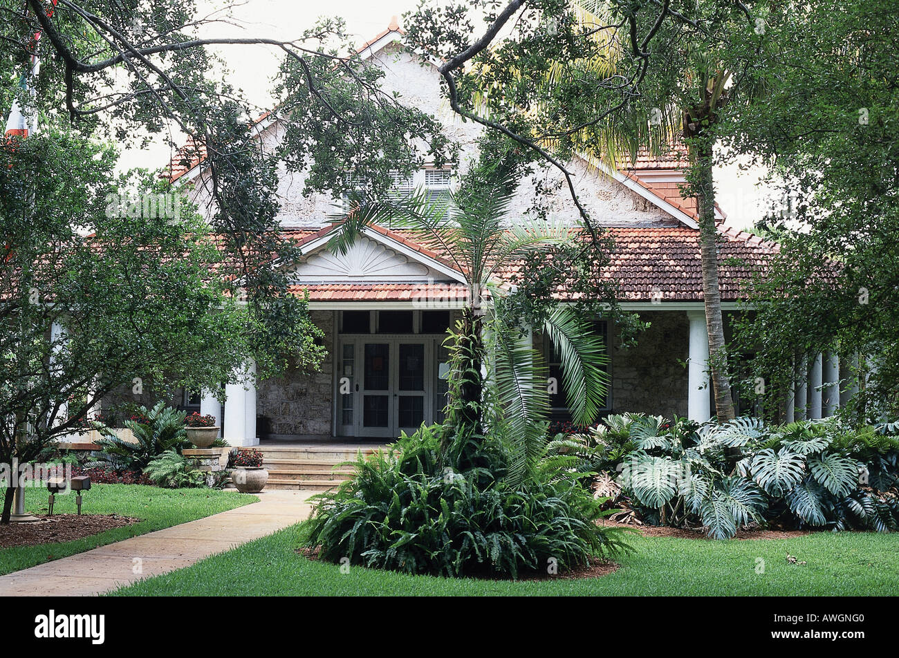 USA, Florida, Miami, historischen Coral Gables, Merrick Haus, Fassade, teilweise durch Vegetation und Bäume verdeckt Stockfoto