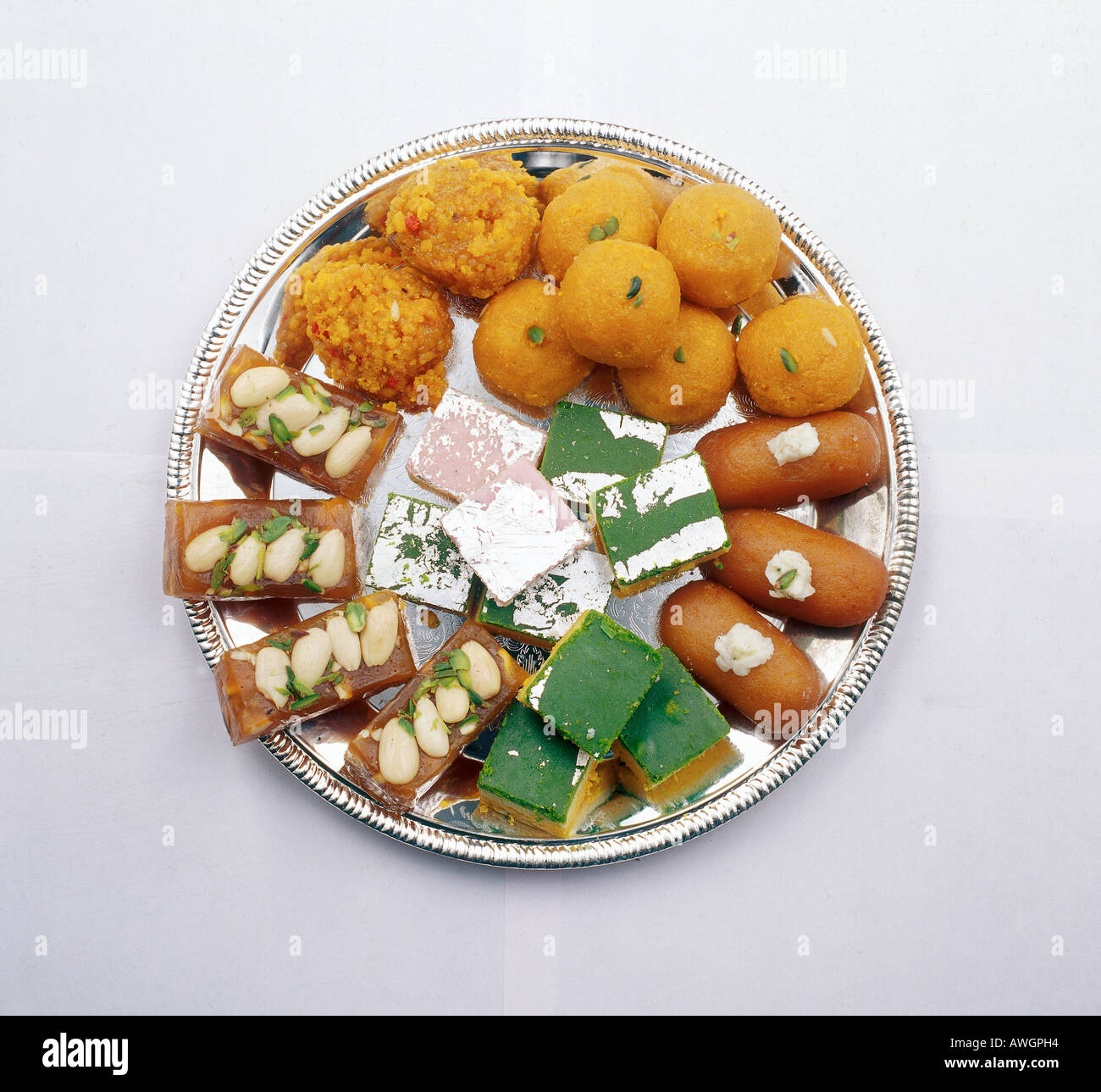 Indien, Silbertablett mit Süßigkeiten und Kuchen, mithais Stockfoto