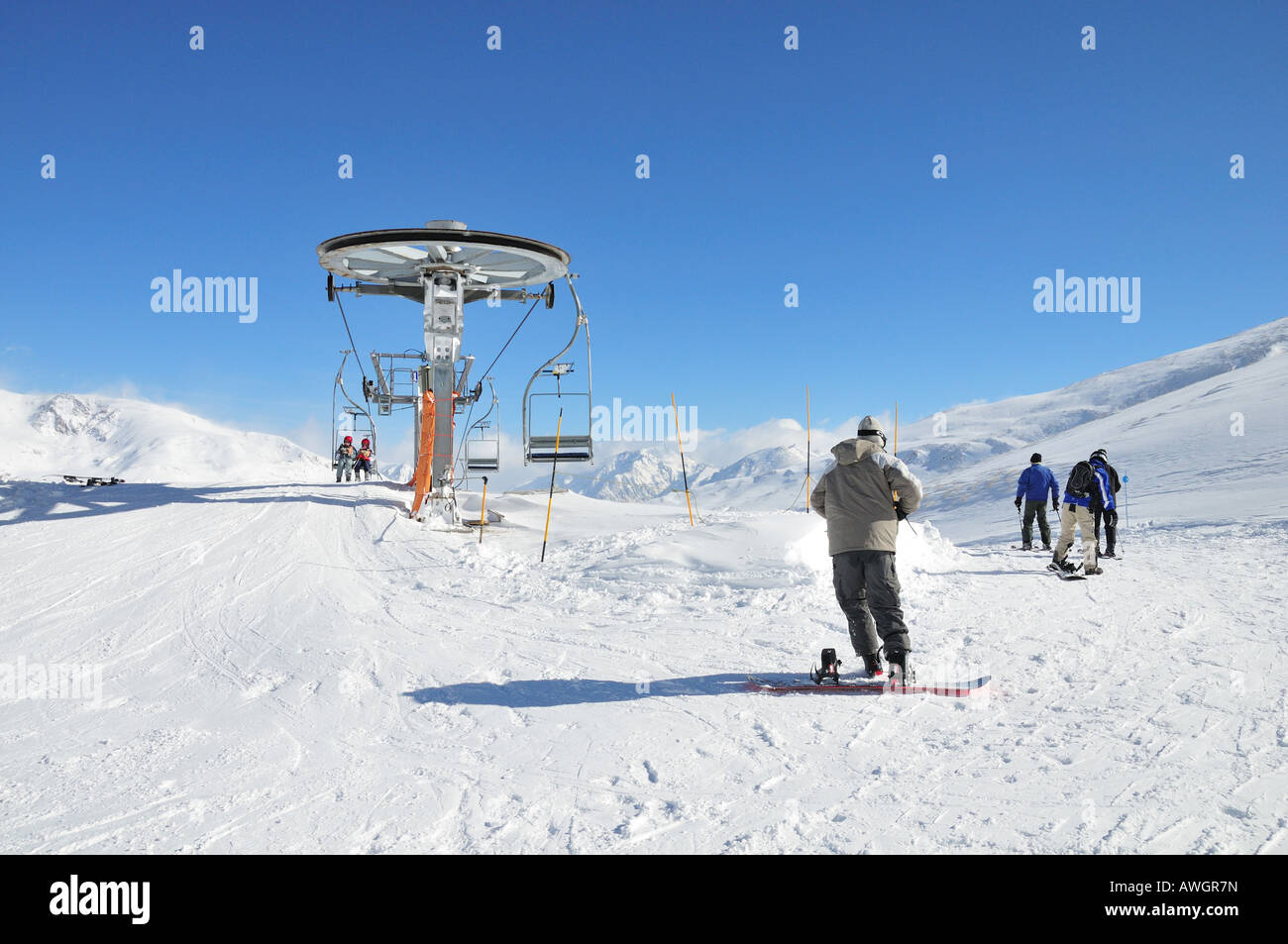 Skifahrer, die immer von einem Skilift, den Pyrenäen, Andorra, Skigebiet Pas De La Casa (Spanien) Stockfoto