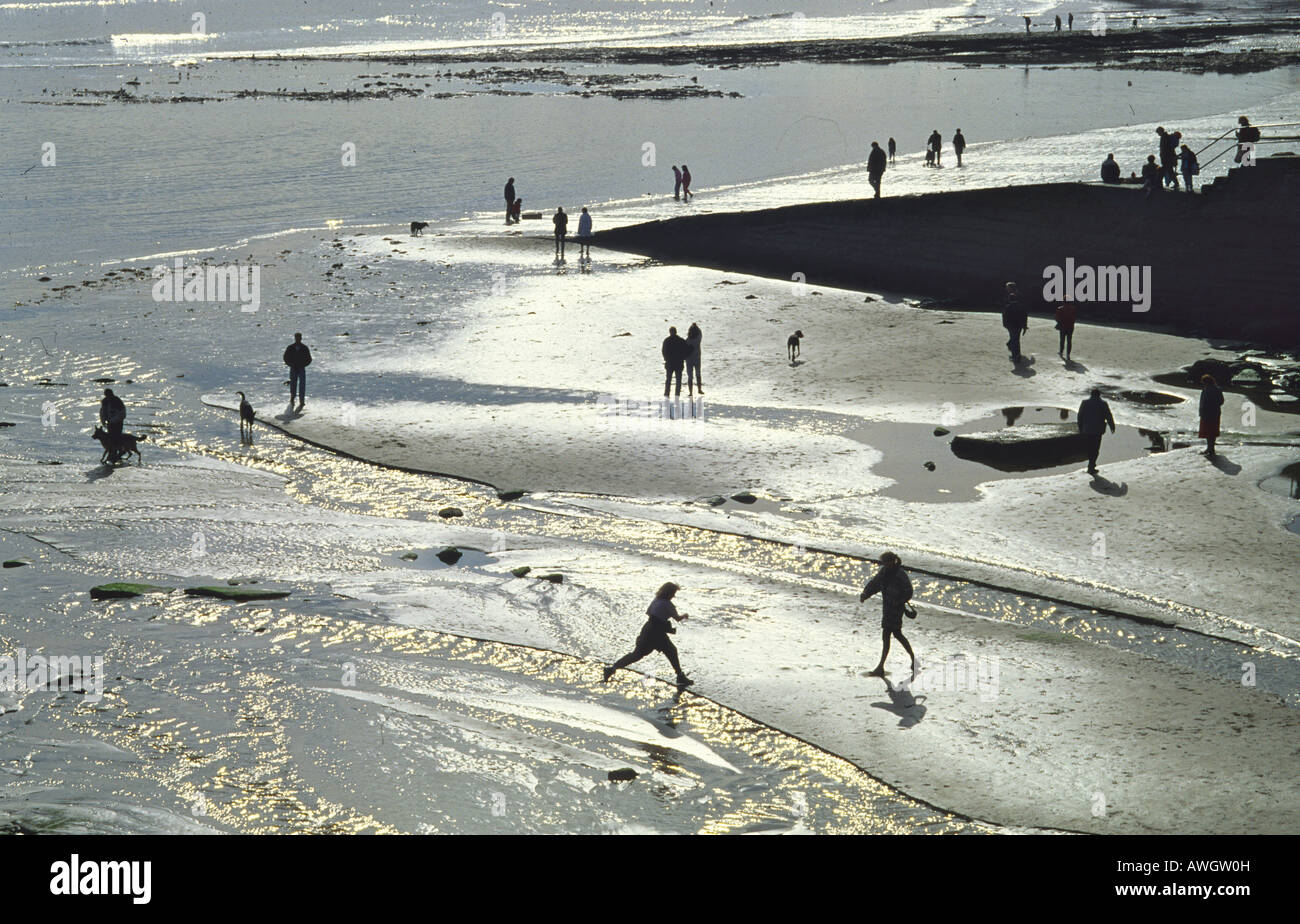 Frau Bach springen, am Strand von Lyme Regis, Dorset, England UK Stockfoto