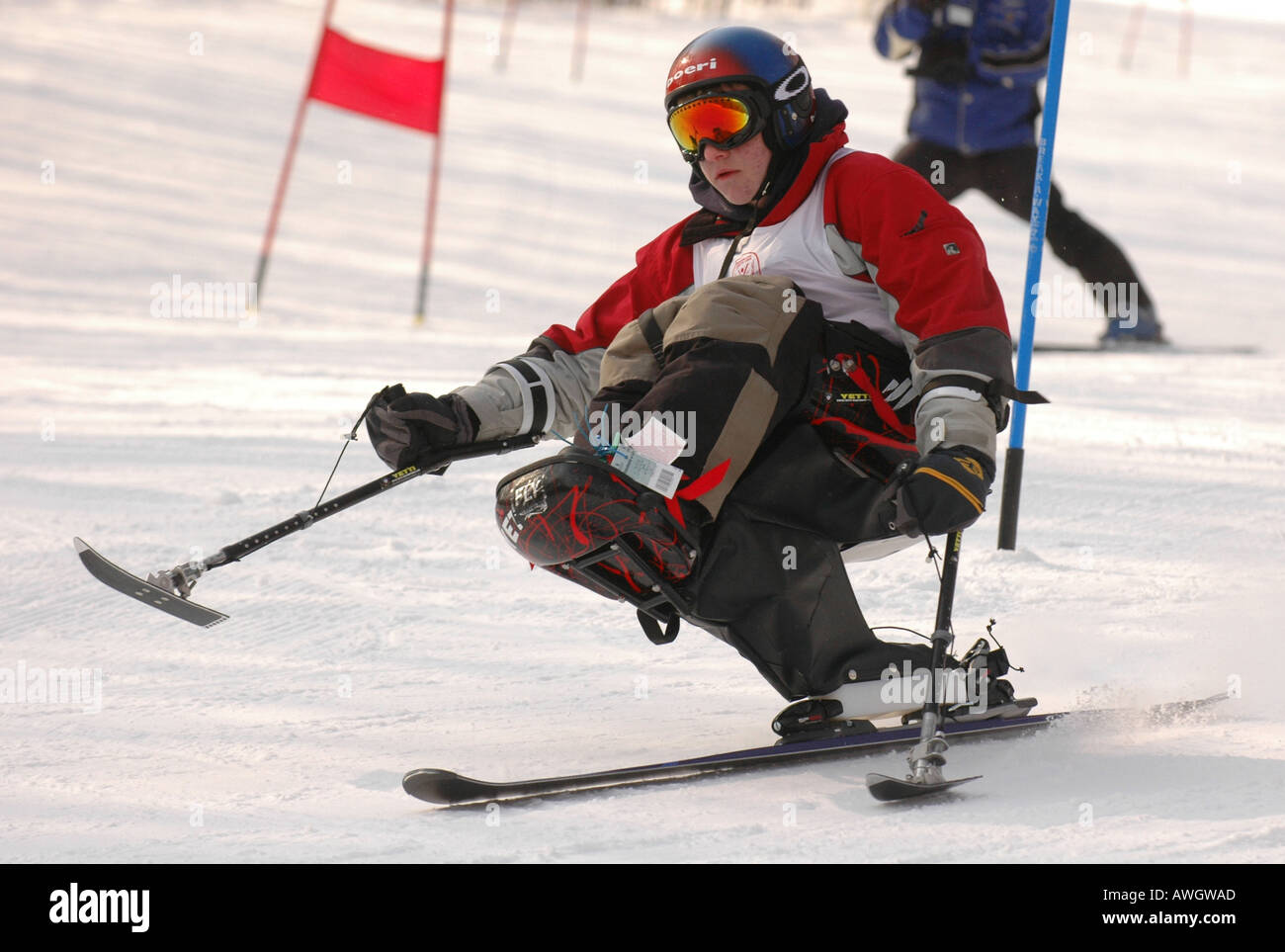 Ein Behinderte Skifahrer rundet ein Tor, wie er bei Sugarbush Resort Mt. Ellen in Fayston, Vermont Rennen. Stockfoto