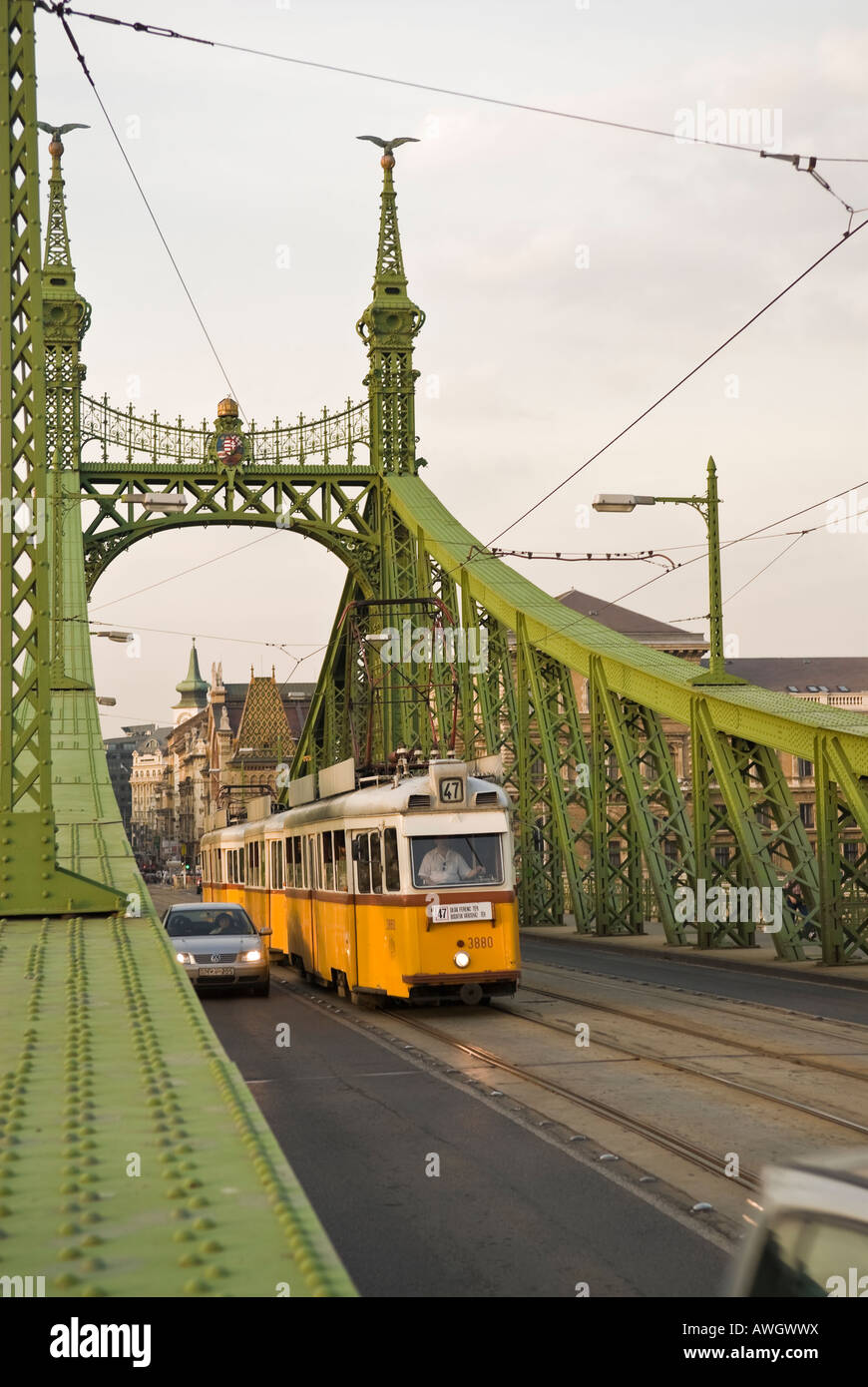 Mit der Tram auf dem Szabadság híd oder Liberty (oder Freiheitsbrücke), Budapest, Ungarn, verbindet Buda und Pest über die Donau Stockfoto