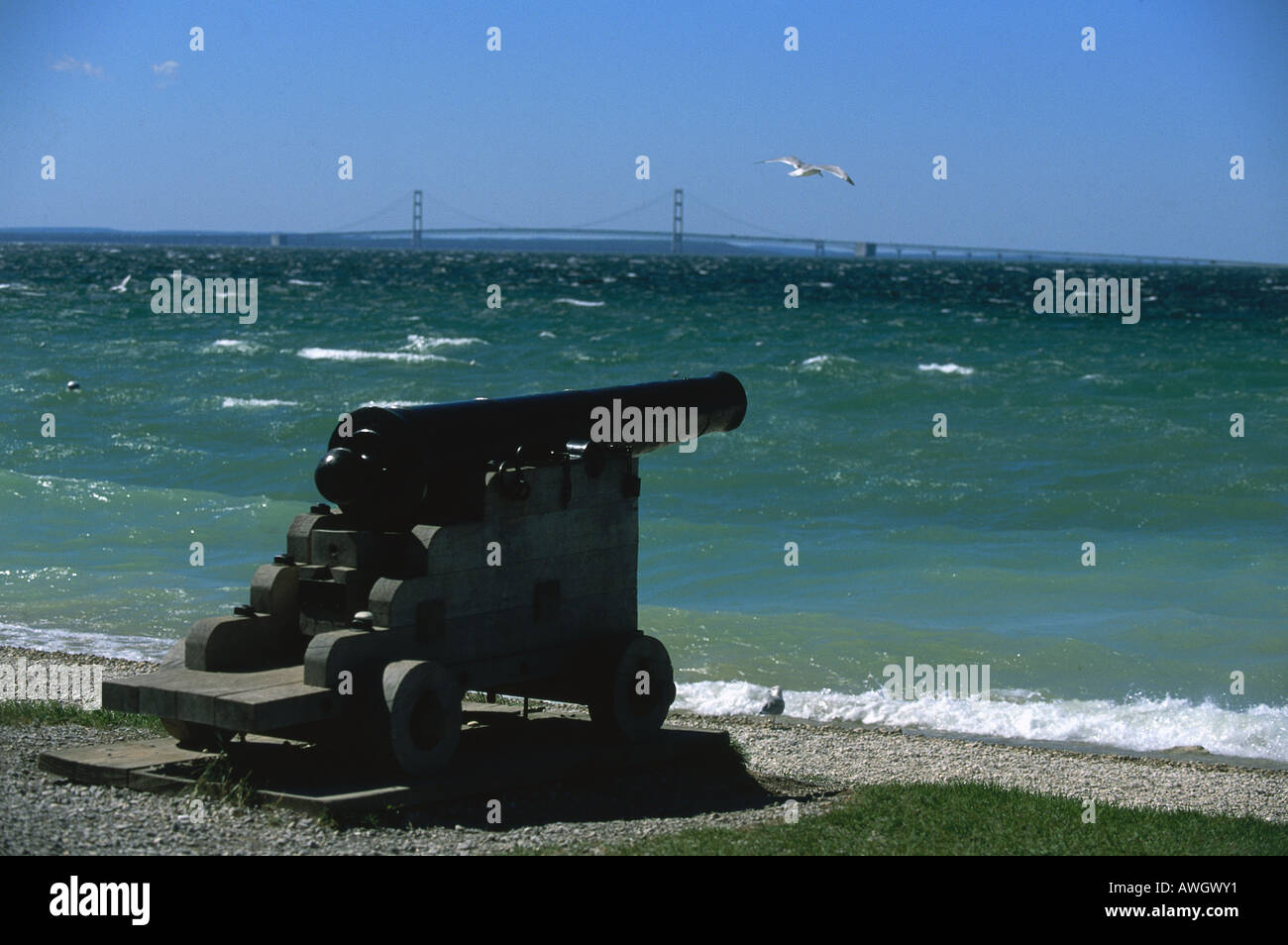 USA, Michigan, Mackinac Island State Park, Kanone, britische Landing, mit Blick auf rauer See Wasser Stockfoto