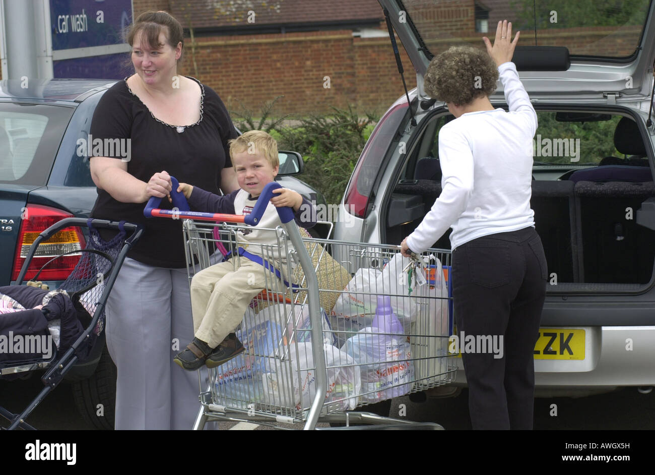 Verpacken Sie die wöchentliche Shop und Familie ins Auto bei Sainsburys UK Stockfoto