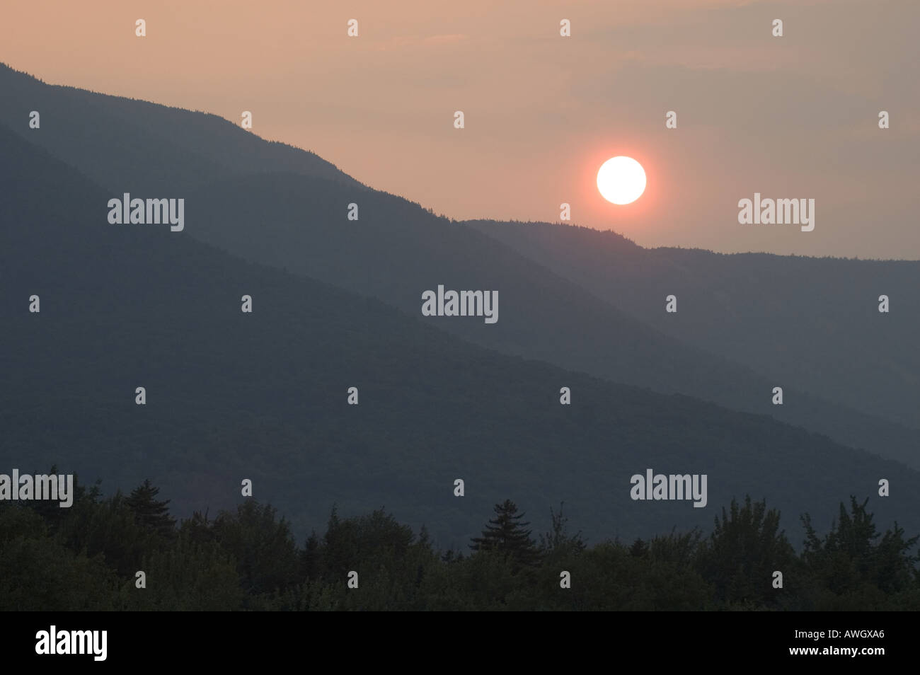 Die Sonne geht hinter den grünen Bergen im Mad River Valley in Vermont. Stockfoto