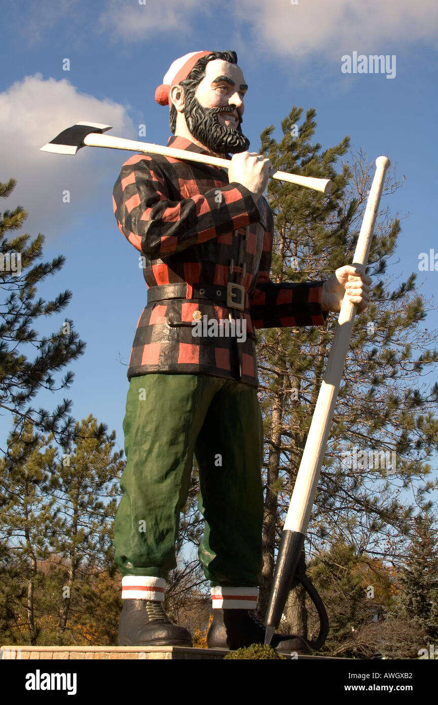 Eine Statue von Paul Bunyan begrüßt Besucher in Bangor, Maine. Stockfoto