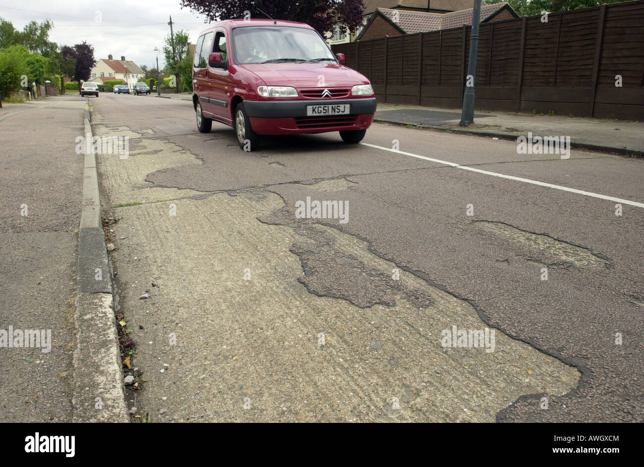 Citroen Auto fährt entlang einer schlecht asphaltierten Straße UK Stockfoto