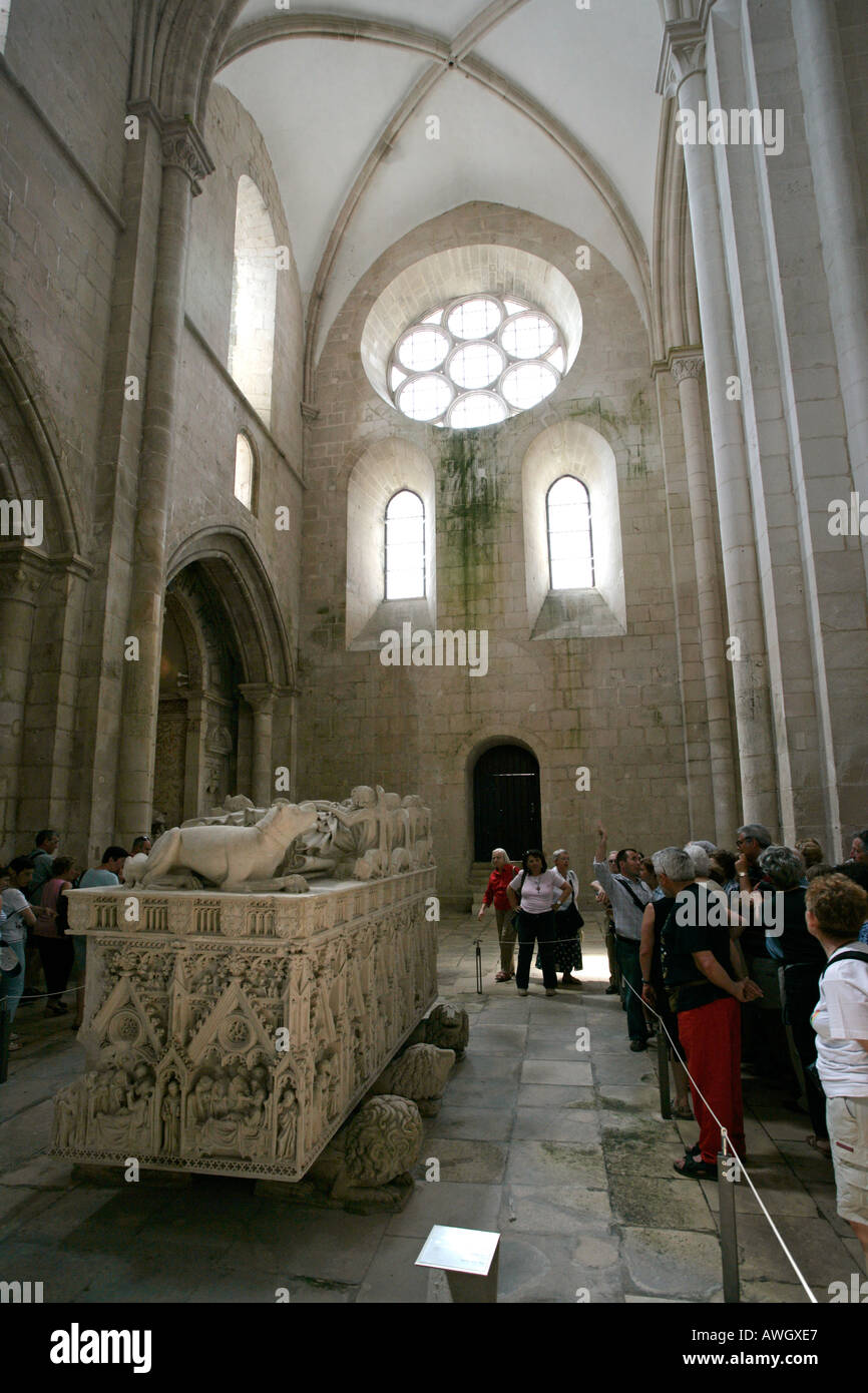 Das Innere des Klosters Alcobaca Portugal Touristen auf der Suche am Grab des Dom Pedro zeigen. Stockfoto