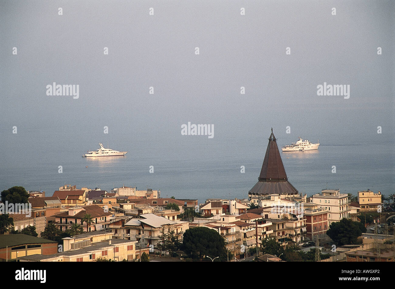 Italien, Sizilien, Nordost-Sizilien, Giardini Naxos, mit Blick über die Dächer der Stadt heraus in Richtung Kreuzfahrtschiffe am Mittelmeer Stockfoto