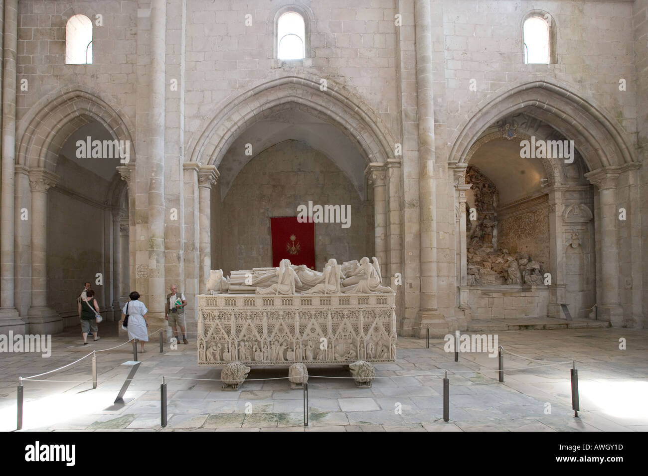 Das Innere des Klosters Alcobaca Portugal Touristen auf der Suche am Grab des Dom Pedro zeigen. Stockfoto