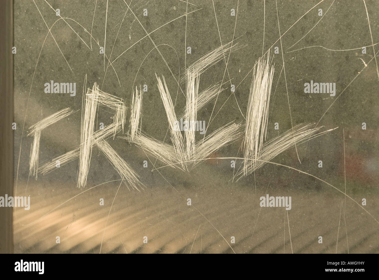 Graffiti zerkratzt auf eine Plexiglas-Fenster, South East London Stockfoto