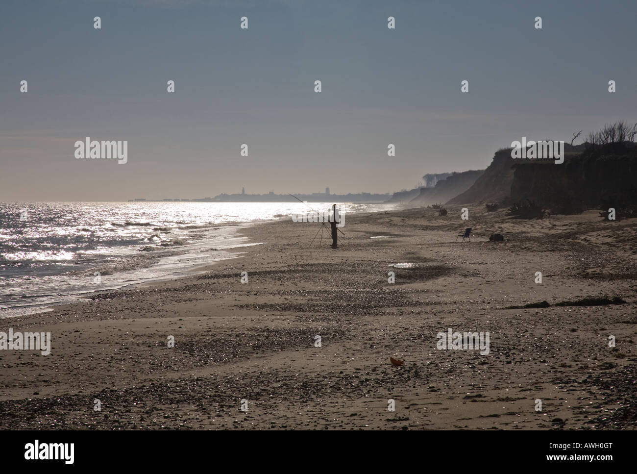 Angeln am Strand Stockfoto
