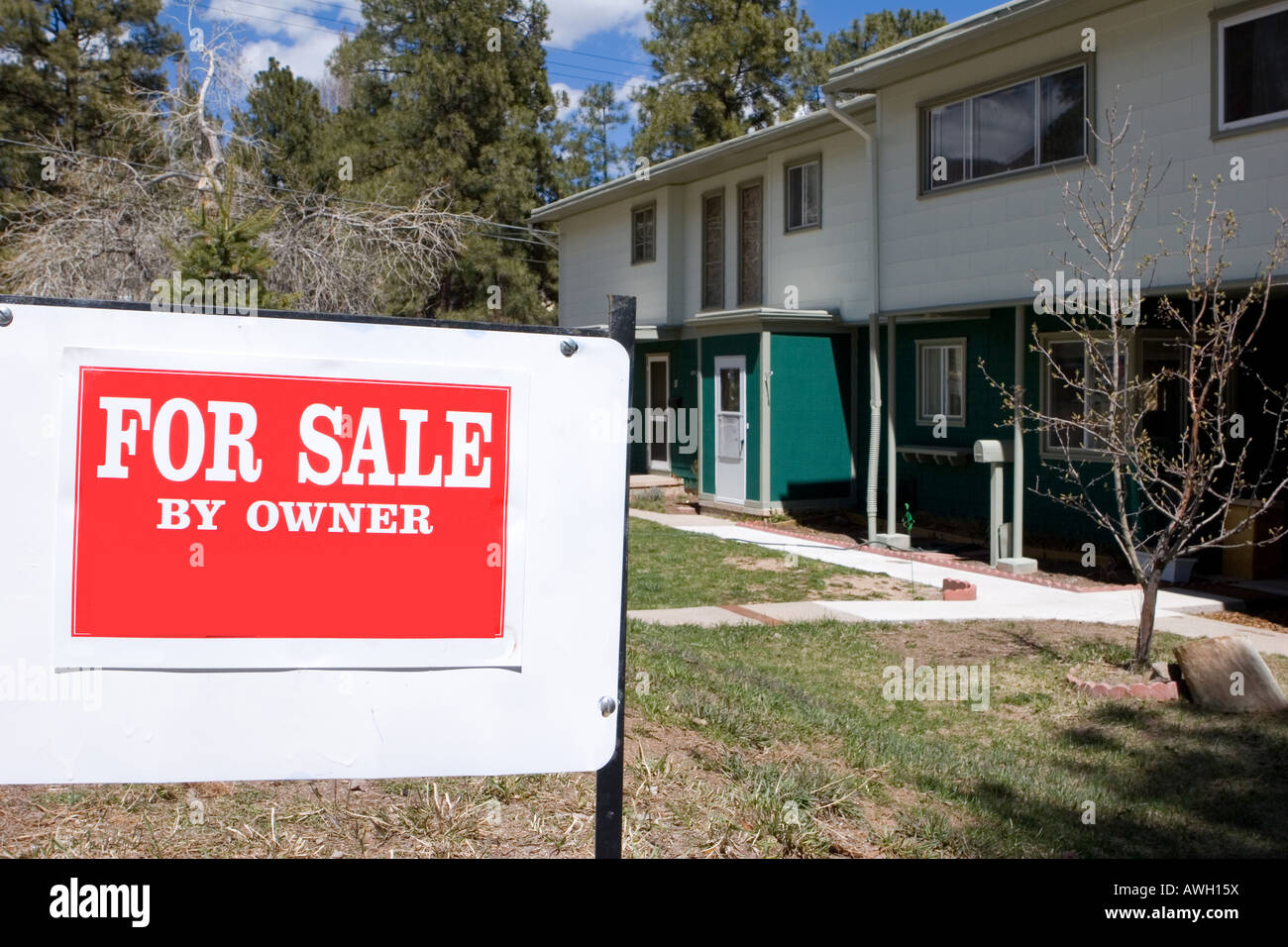 Ein "for Sale by Owner" Zeichen neben einem Haus. Stockfoto