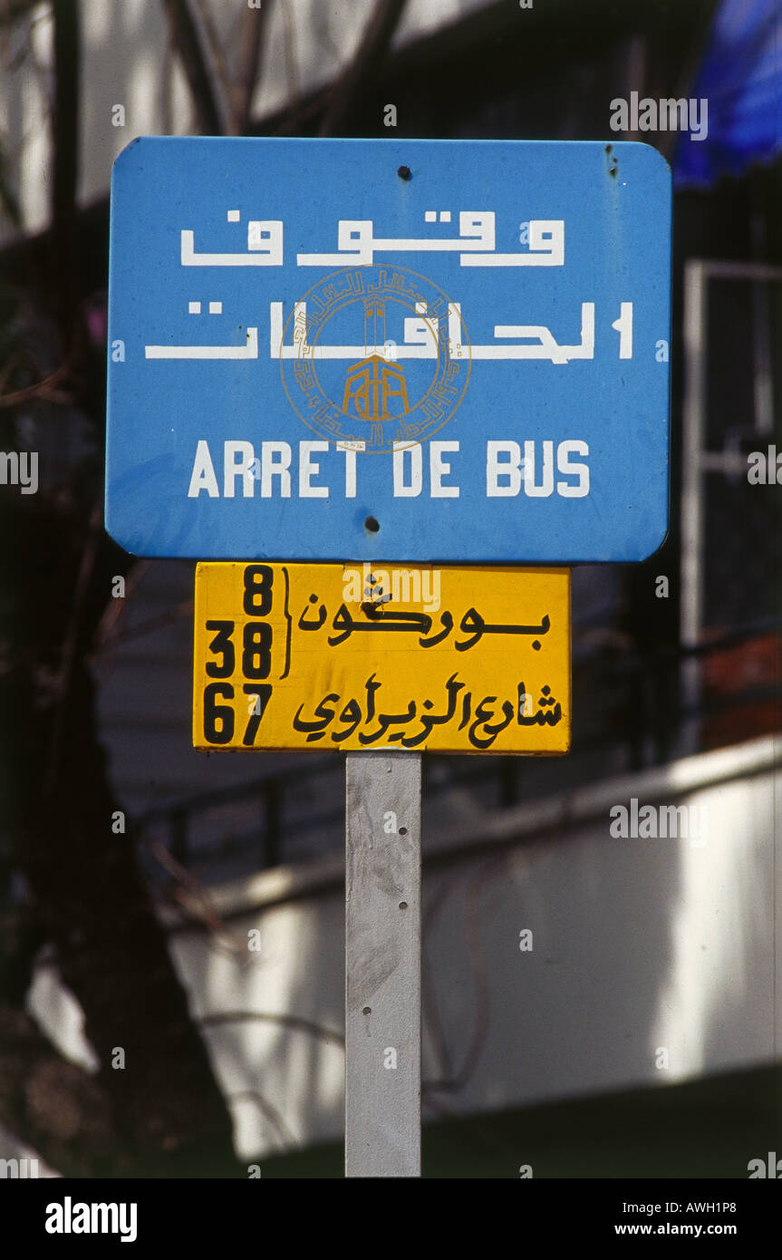 Marokko, Duell-Sprache Bushaltestelle zu unterzeichnen, in der Stadt Stockfoto