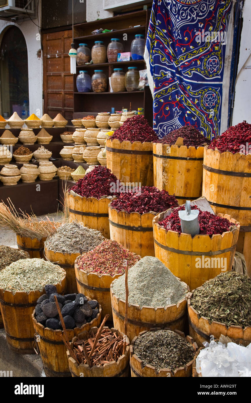 Verschiedene Gewürze Kräuter und Duftpflanzen in ägyptischen Souk zu verkaufen Stockfoto