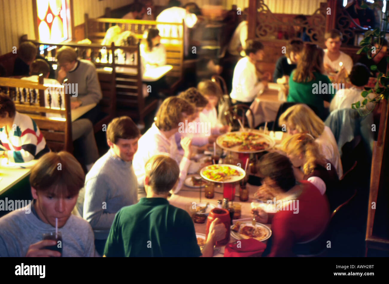 Ein Restaurant-Szene während der Mittagszeit. Eine Langzeitbelichtung zeigt die Bewegung von diese College-Studenten, wie sie Essen & unterhalten. Stockfoto