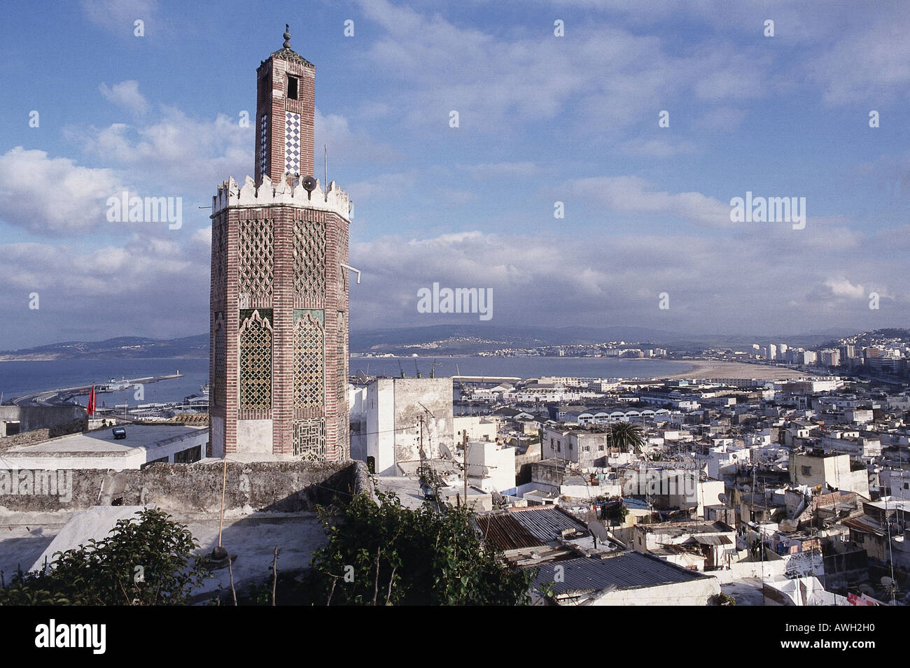 Marokko, Tanger, achteckigen Minarett auf Kasbah Moschee towering über Häuser und Gebäude Stockfoto