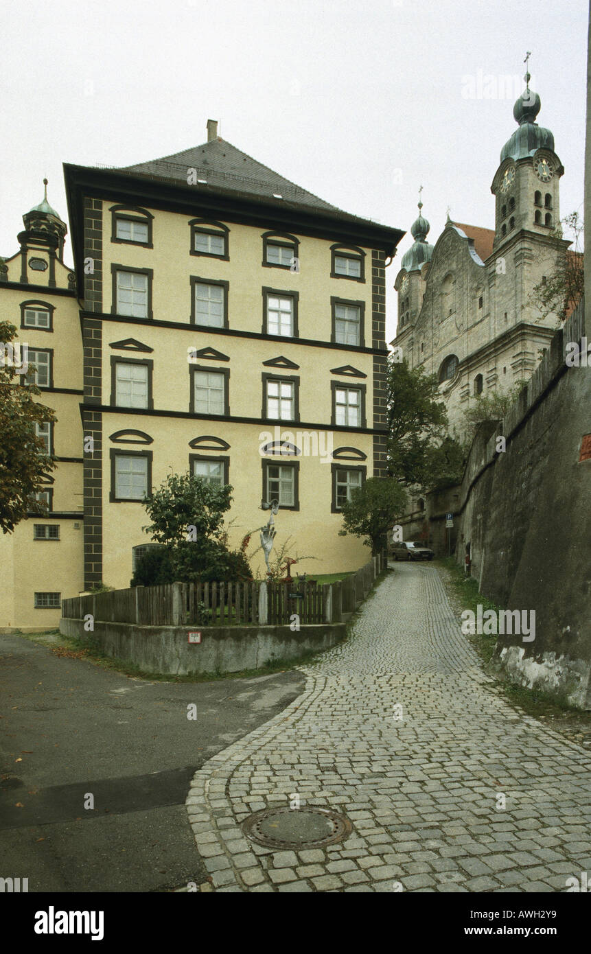 Deutschland, Oberbayern (Süd), Landsberg am Lech, Neues Stadtmuseum (1688-92) und im Hintergrund, Hl. Kreuzkirche Stockfoto