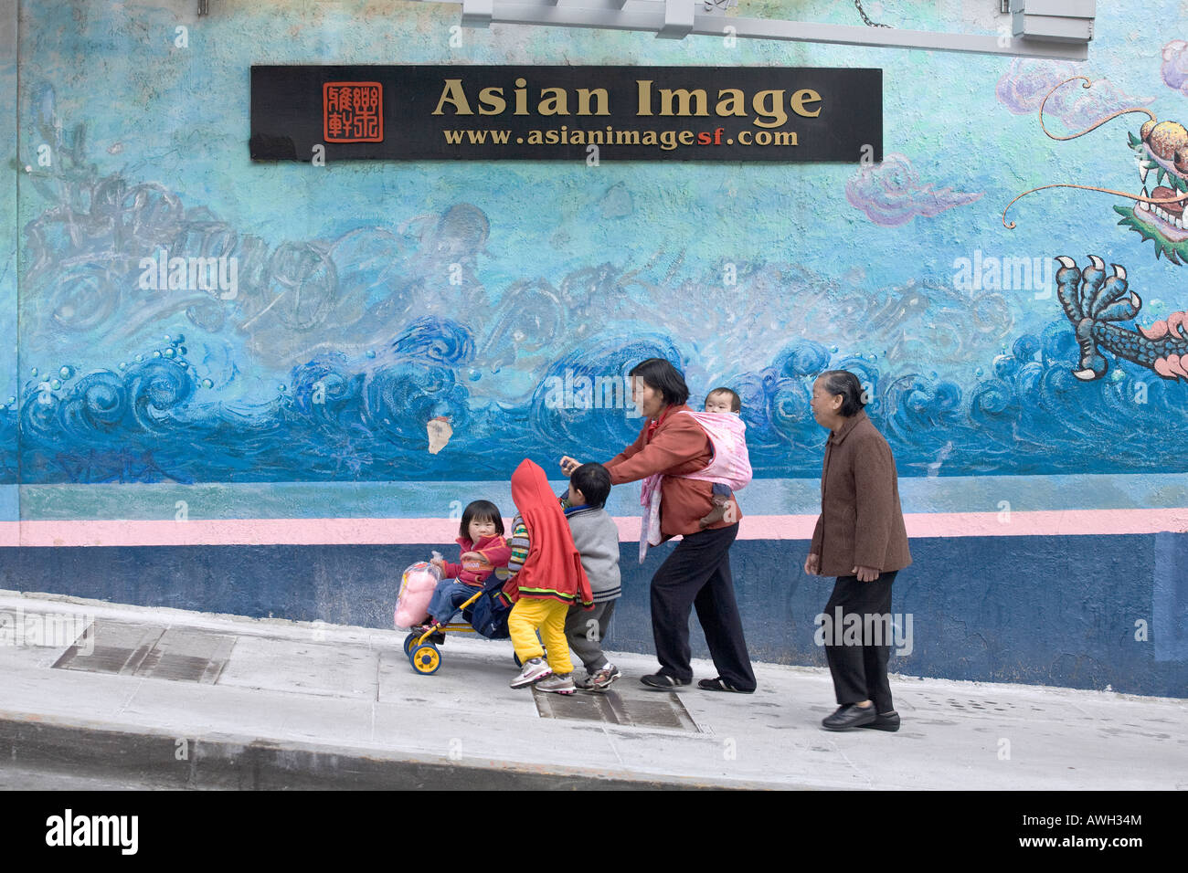 Eine chinesische Familie übergibt einen Shop im Abschnitt Chinatown von San Francisco, Kalifornien, USA Stockfoto