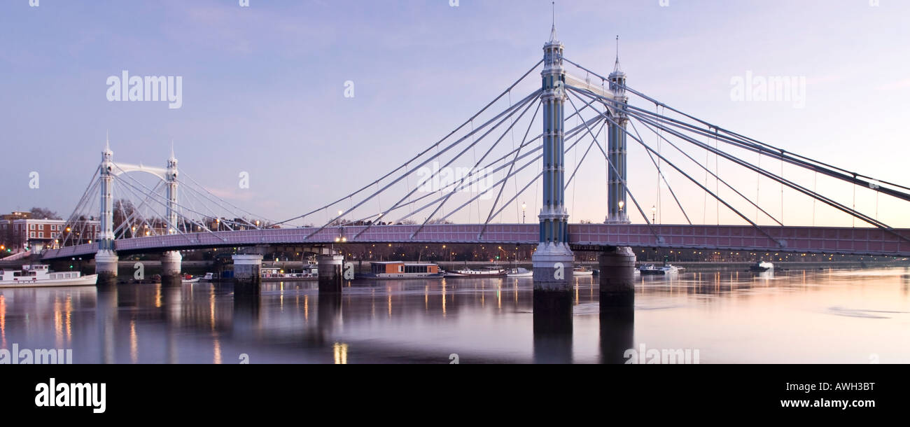 Albert Bridge am frühen Morgen überquert die Themse in Chelsea London England UK Stockfoto