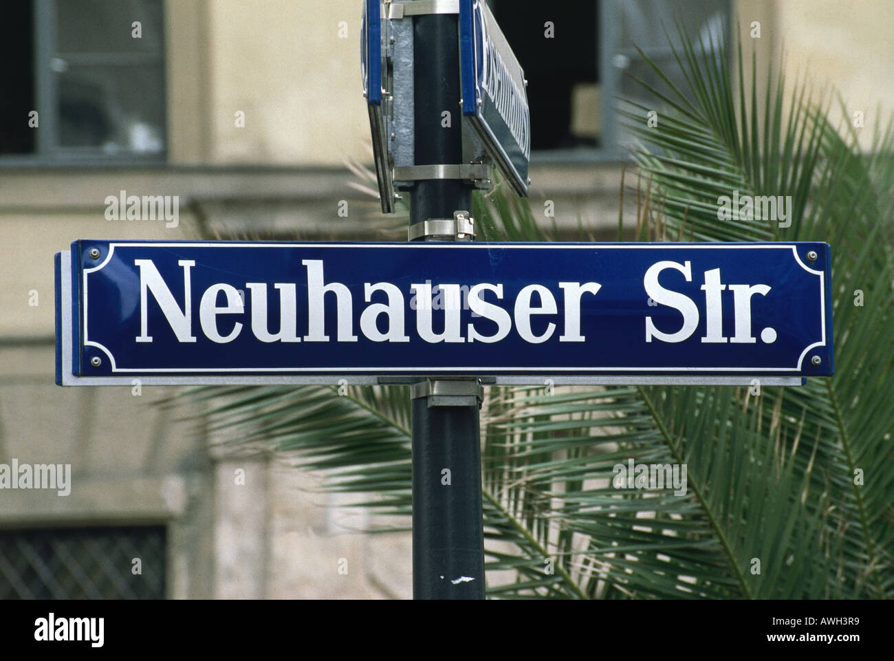 Deutschland, Bayern, München, Neuhauser Straße, typischen Straßenschild auf Metallpfosten Stockfoto