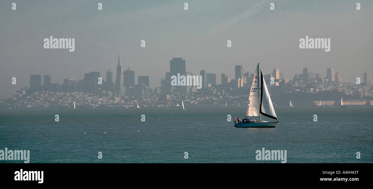 Ein Segelboot übergibt die Skyline von San Francisco aus Sausalito, Kalifornien eine Stadt in der Bucht gesehen Stockfoto