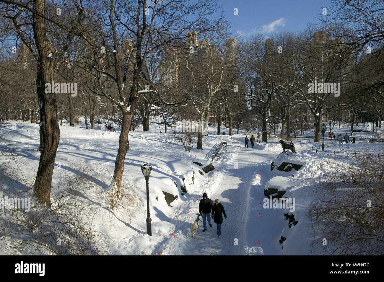 Winter-Blick auf Menschen in New York City Central Park unter dem Schnee USA Januar 2005 Stockfoto