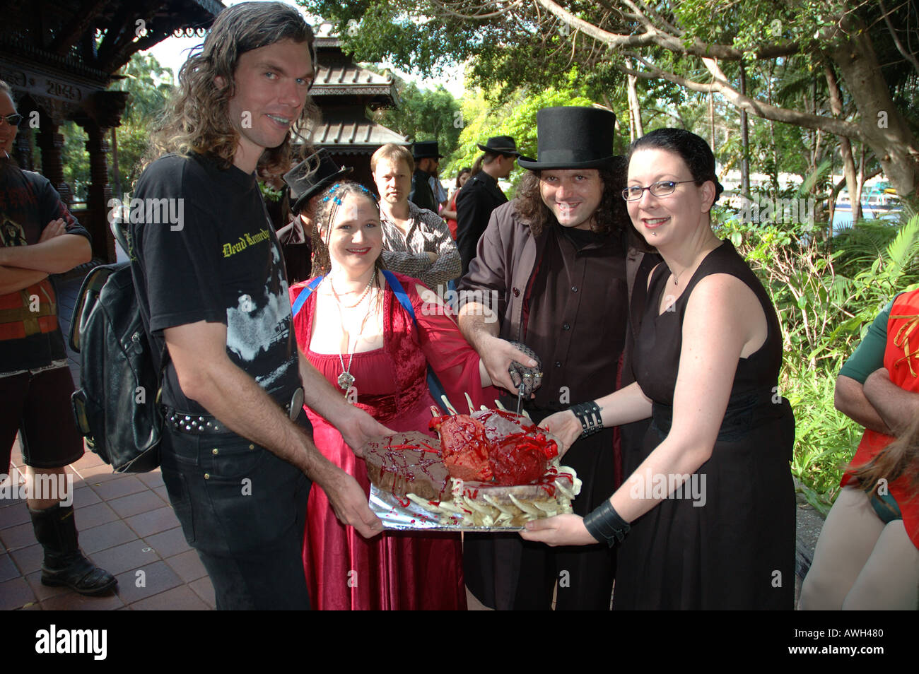Gothic Braut und Bräutigam Sprung Messer in blutigen Herz des offenen Thorax Kuchen dsc 7309 Stockfoto