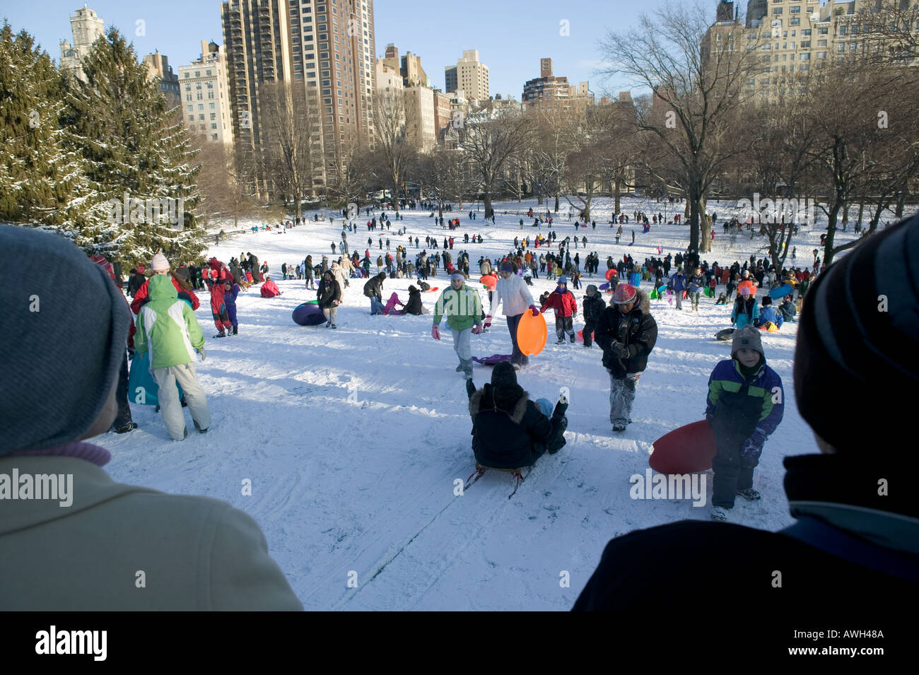 Winter-Blick der Menschen in New York City s Central Park unter dem Schnee USA Januar 2005 Stockfoto