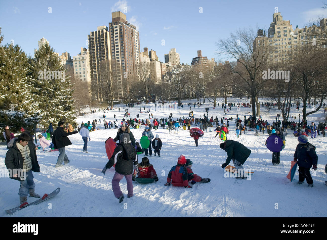 Winter-Blick der Menschen in New York City s Central Park unter dem Schnee USA Januar 2005 Stockfoto