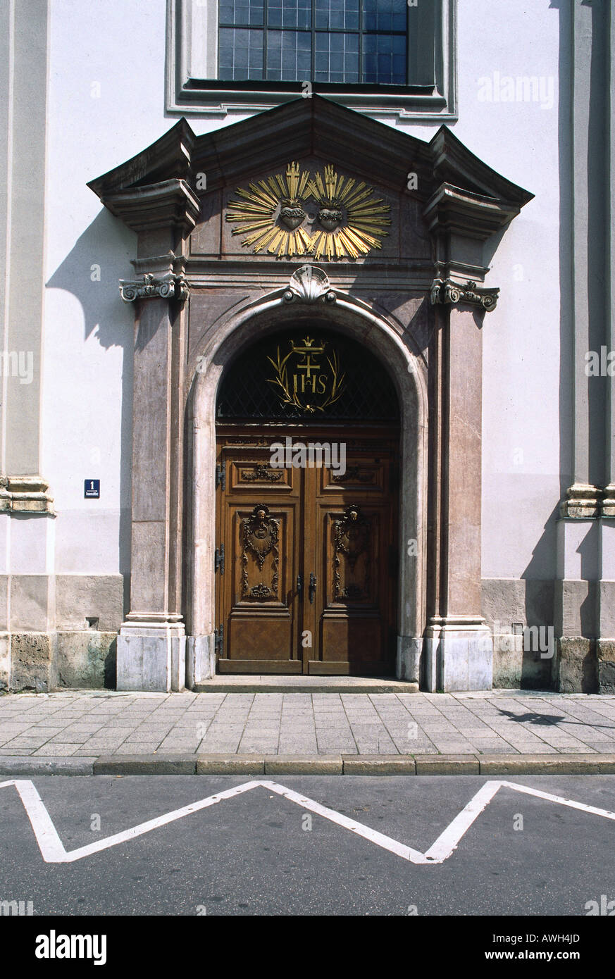 Deutschland, Bayern, München, Damenstift St. Anna, Tür mit Giebel im spätbarocken Stil Stockfoto
