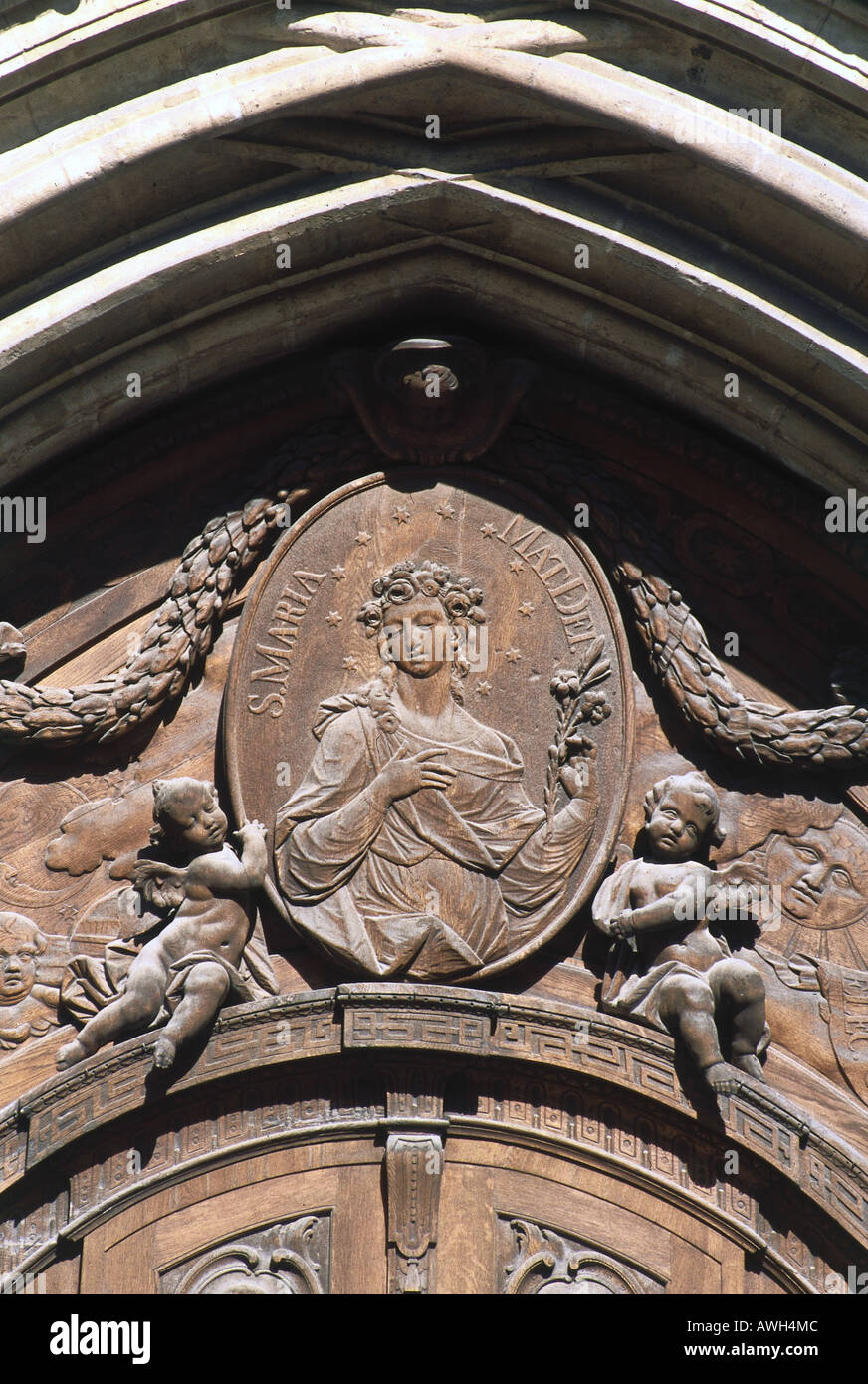 Deutschland, Bayern, München, Frauenkirche, geschnitzten Stein Medaillon und Putten auf Fassade Stockfoto