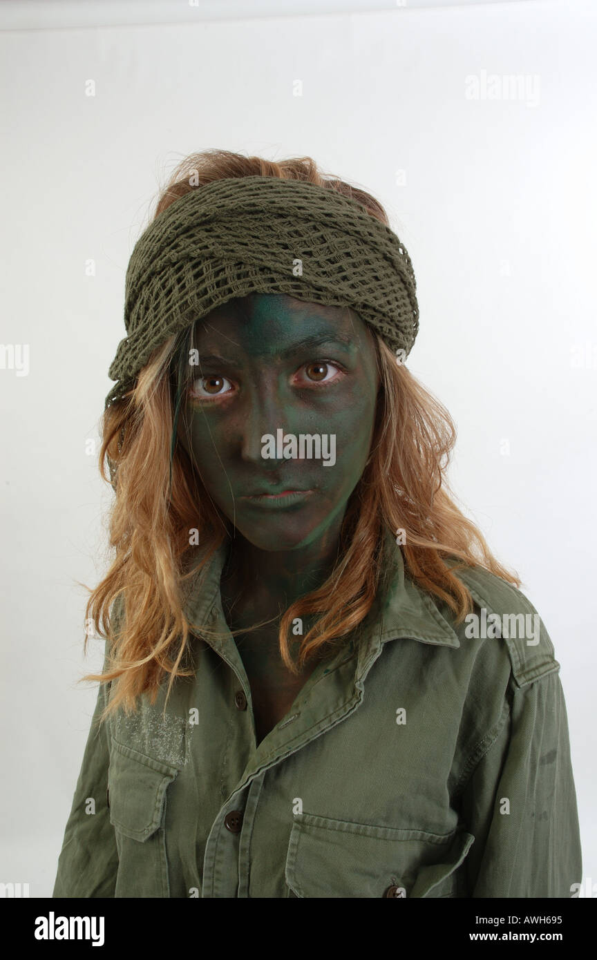 Junge Frau in Armee-Kit und Gesicht malen dsc 8146 Stockfoto