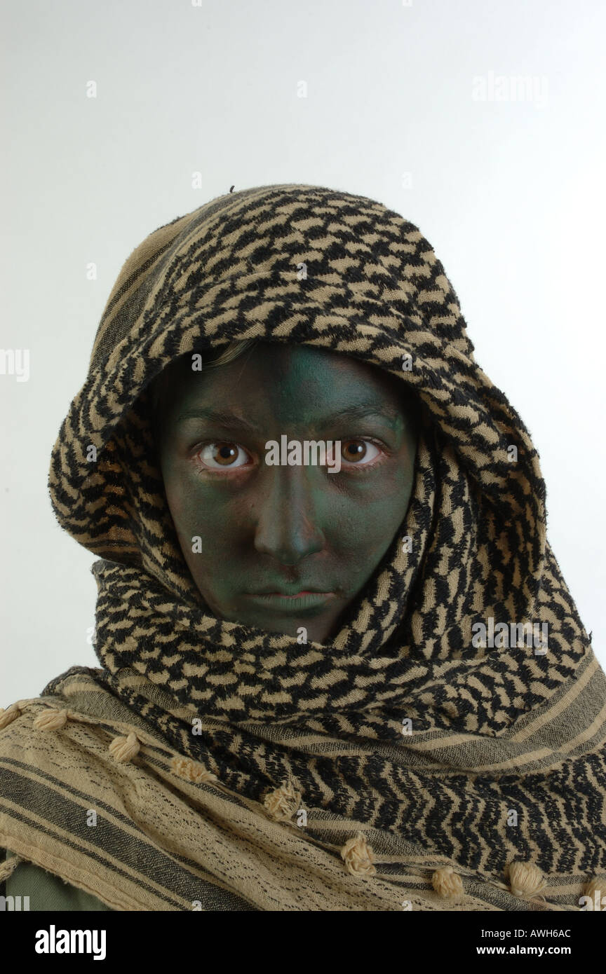 Schöne Frau mit arabischen Shemagh und Gesicht malen dsc 6171  Stockfotografie - Alamy