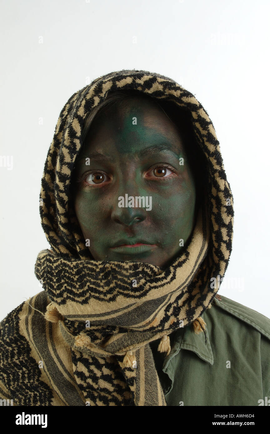 Mädchen mit grünen Gesicht und arabische Kopf Shemagh Schal dsc 8196 Stockfoto