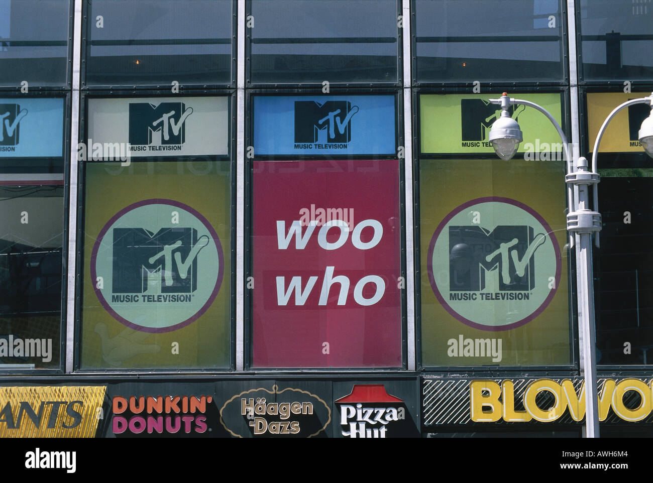 Hauptsitz in New York, Times Square, MTV, Fenstern im ersten Stock Stockfoto