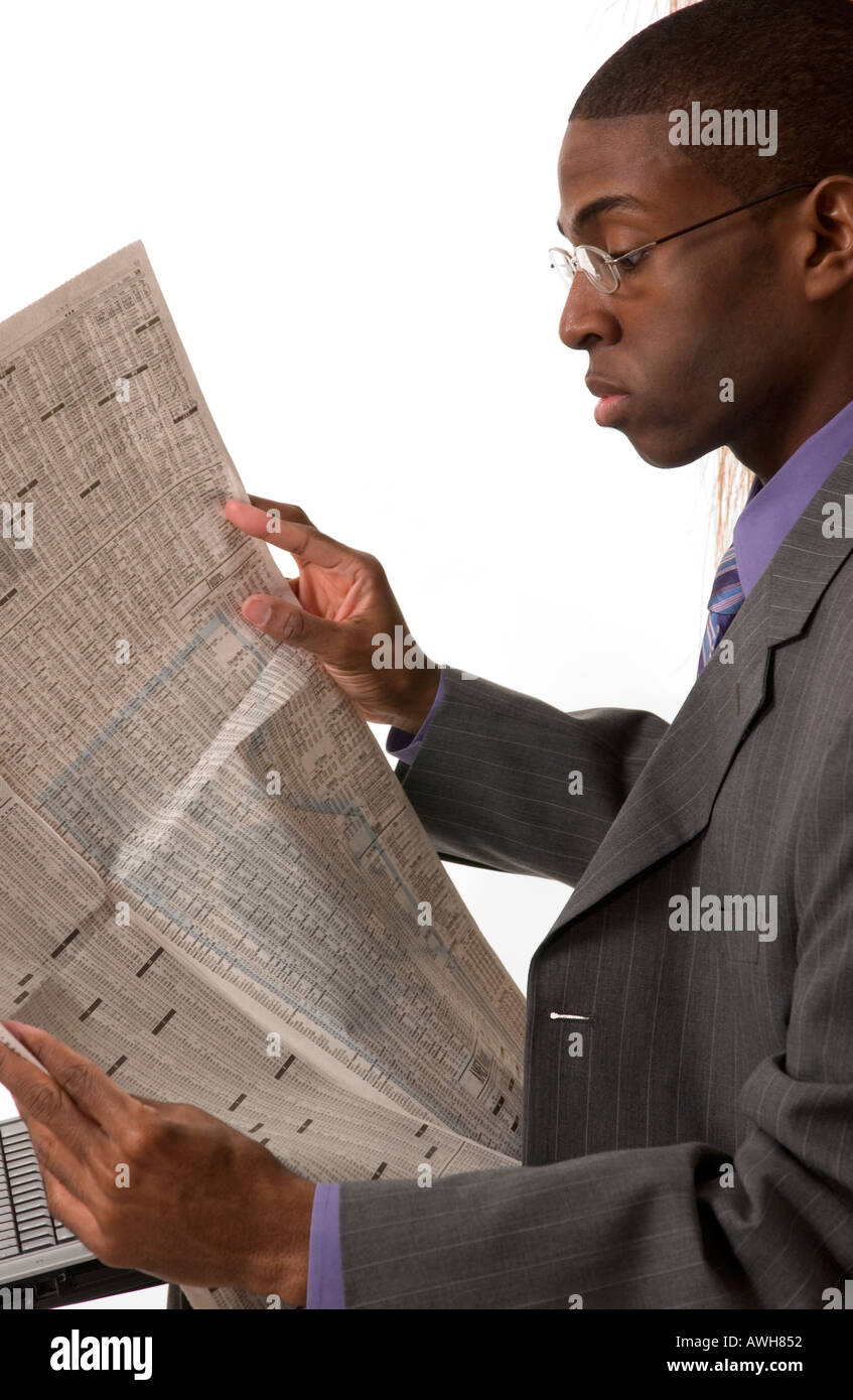 Afrikanische amerikanische Mann liest Zeitung Börse Bericht USA Stockfoto