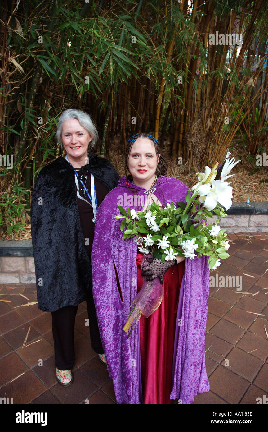 Braut und ihre Mutter Goth Discordian Hochzeit dsc 7165 Stockfoto