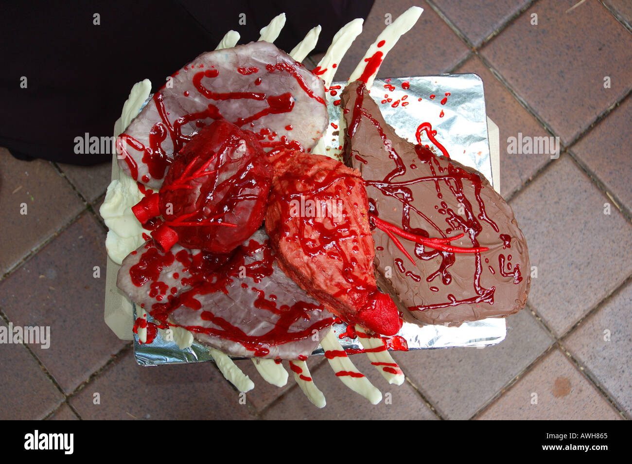 Blutige offenen Brustkorb Neuheit Kuchen Gothic Hochzeit dsc 7169 Stockfoto