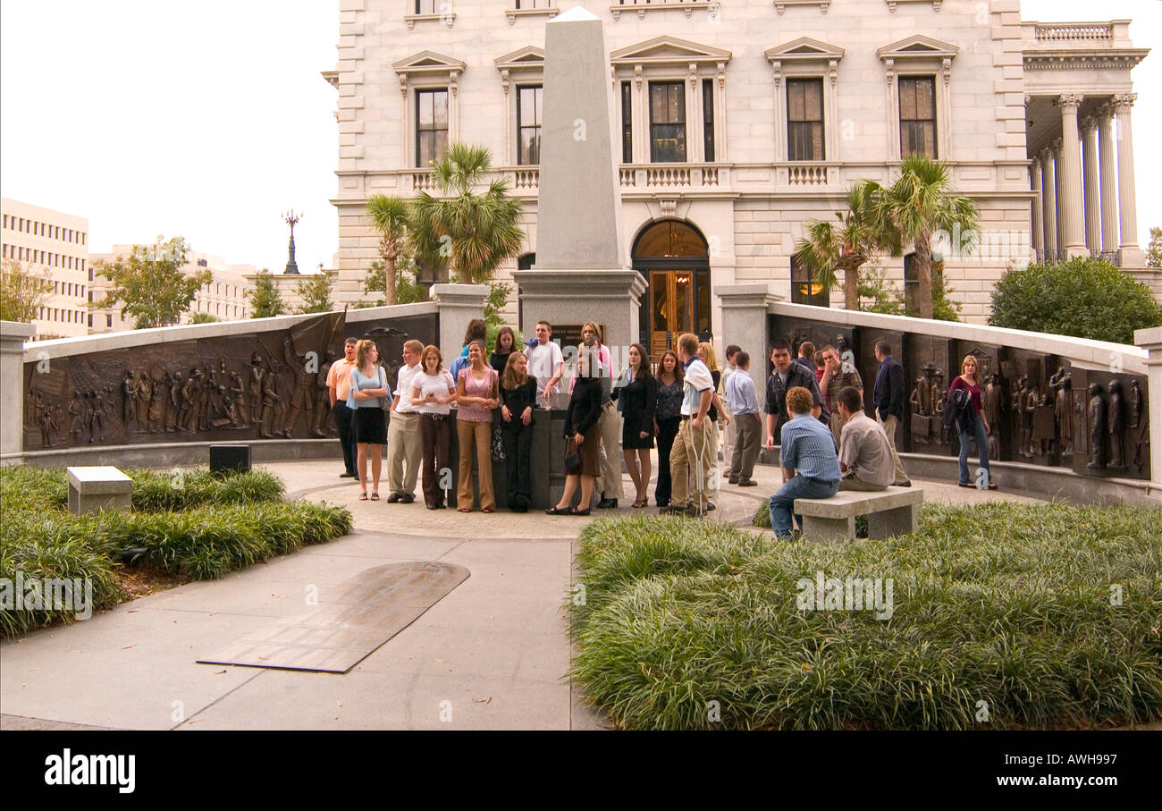 Tour Gruppe sprechen außerhalb Capitol Building Columbia South Carolina USA Stockfoto