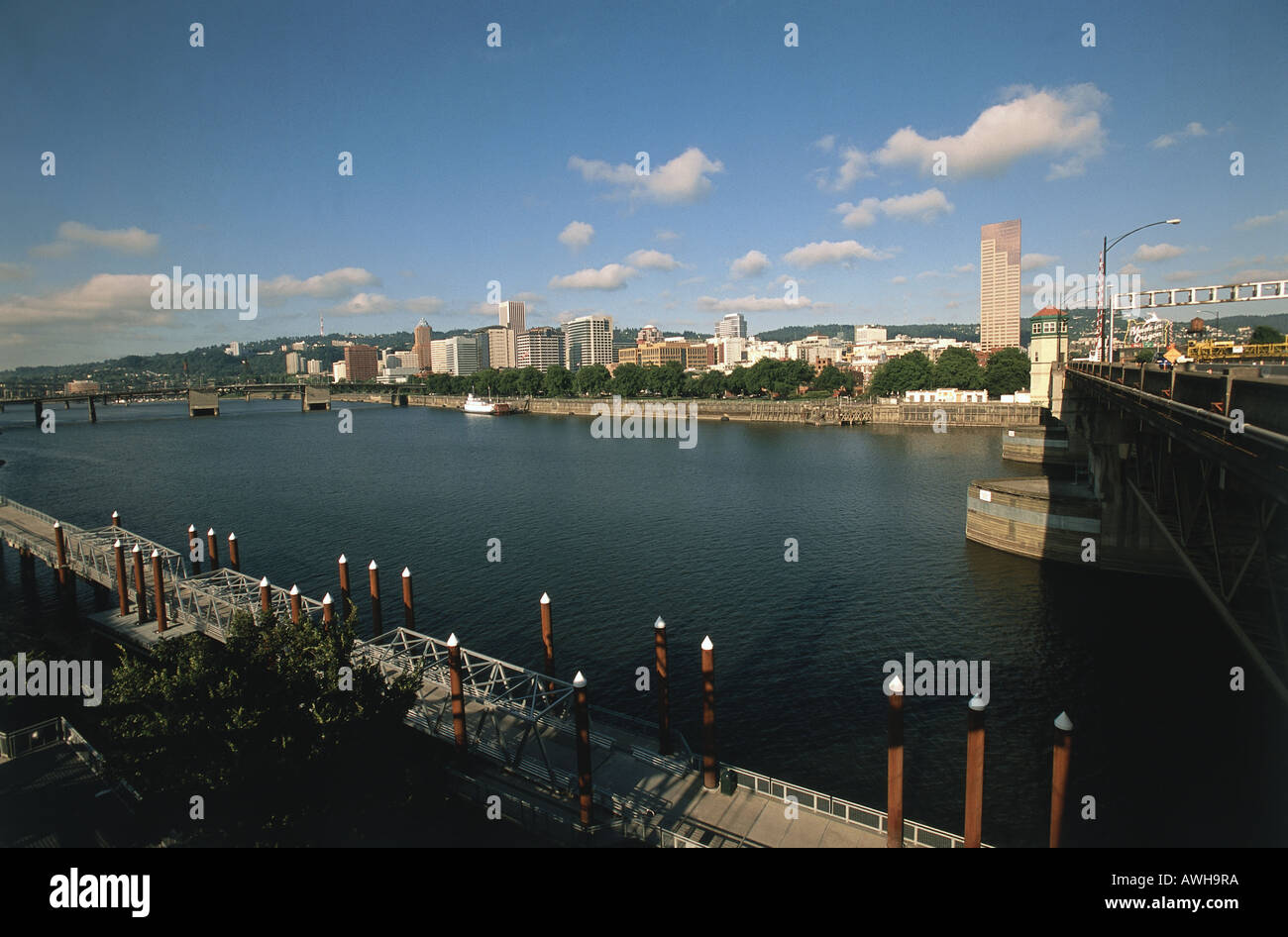USA, Pacific Northwest, Oregon, Portland, Stadtbild gesehen über Willamette River, mit Ostufer Esplanade im Vordergrund Stockfoto
