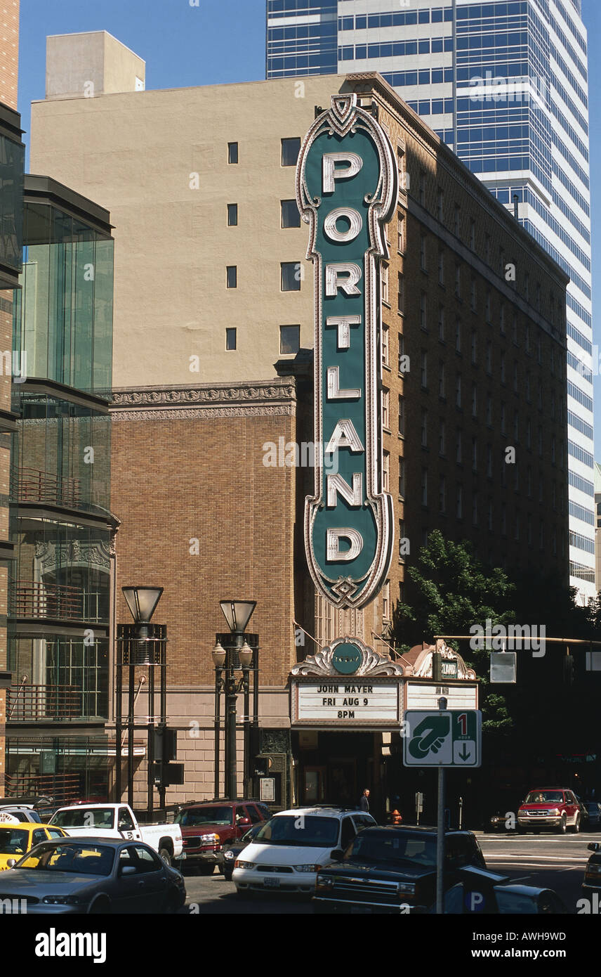 USA, Pacific Northwest, Oregon, Portland, Downtown, Portland Center for the Performing Arts, riesige Neon Zeichen am oberen Fassade Stockfoto