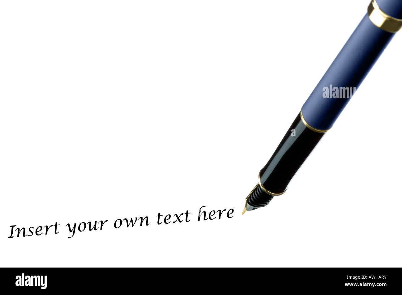 Blaue Füllhalter mit Goldfeder isoliert auf weißem Hintergrund mit Platz für Ihren eigenen text Stockfoto