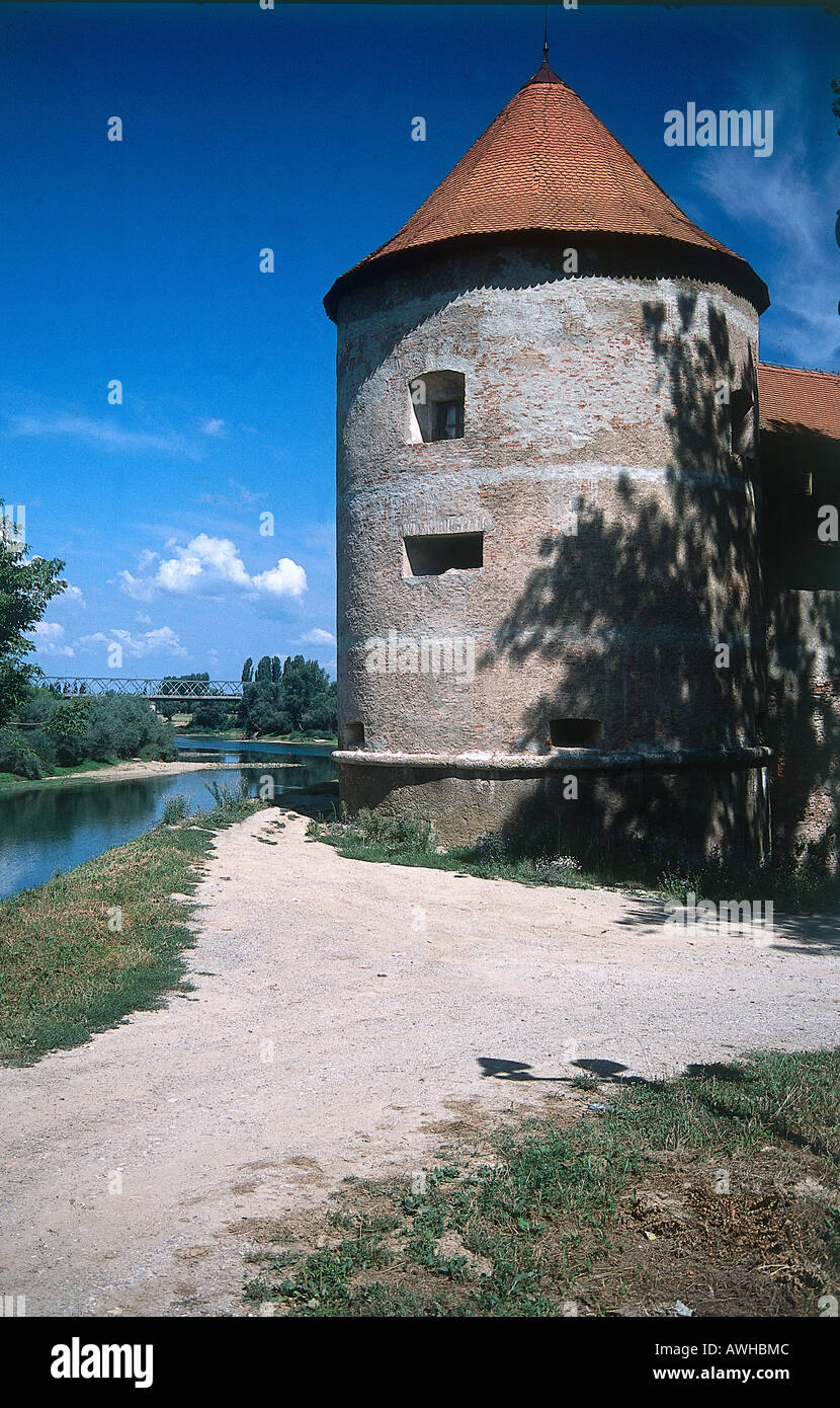 Kroatien, Slawonien, Erdut, runden Turm der mittelalterlichen Burg, teilweise durch Bäume verdeckt Stockfoto