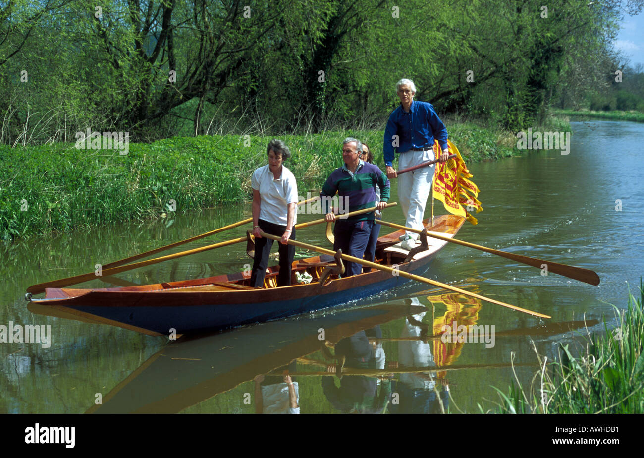 Vier Personen ein Ruderboot beim aufstehen, Kennet & Avon Canal Wiltshire, England Stockfoto
