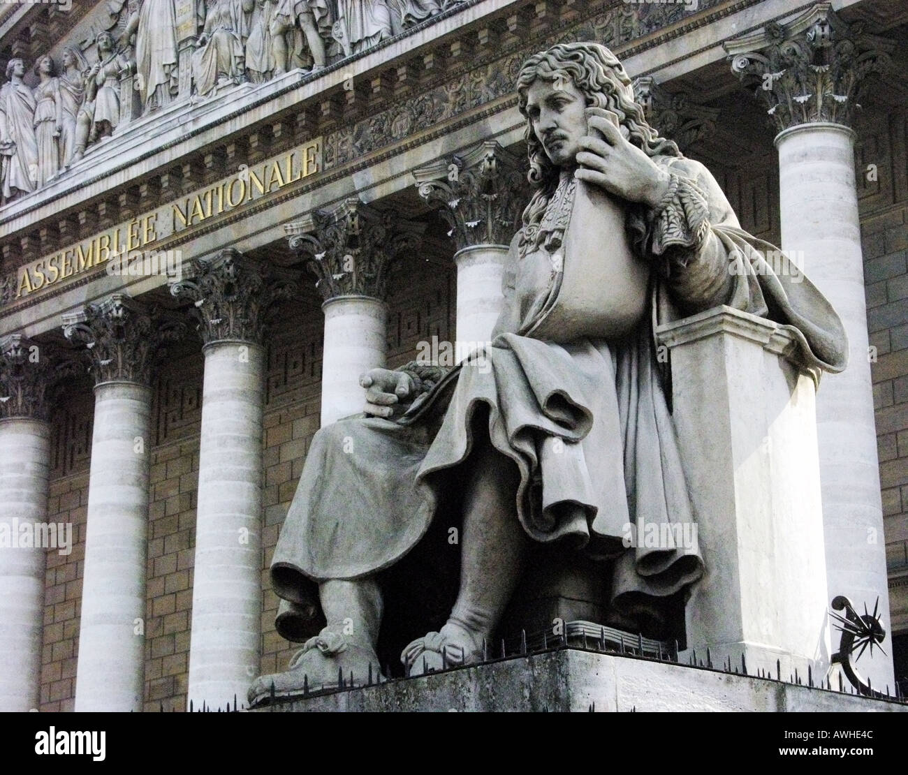 Frankreich-Ile de France Paris Quai d Orsay Nationalversammlung Nationale Gebäude mit Statue des ersten Ministers Colbert unter Louis XIV Stockfoto