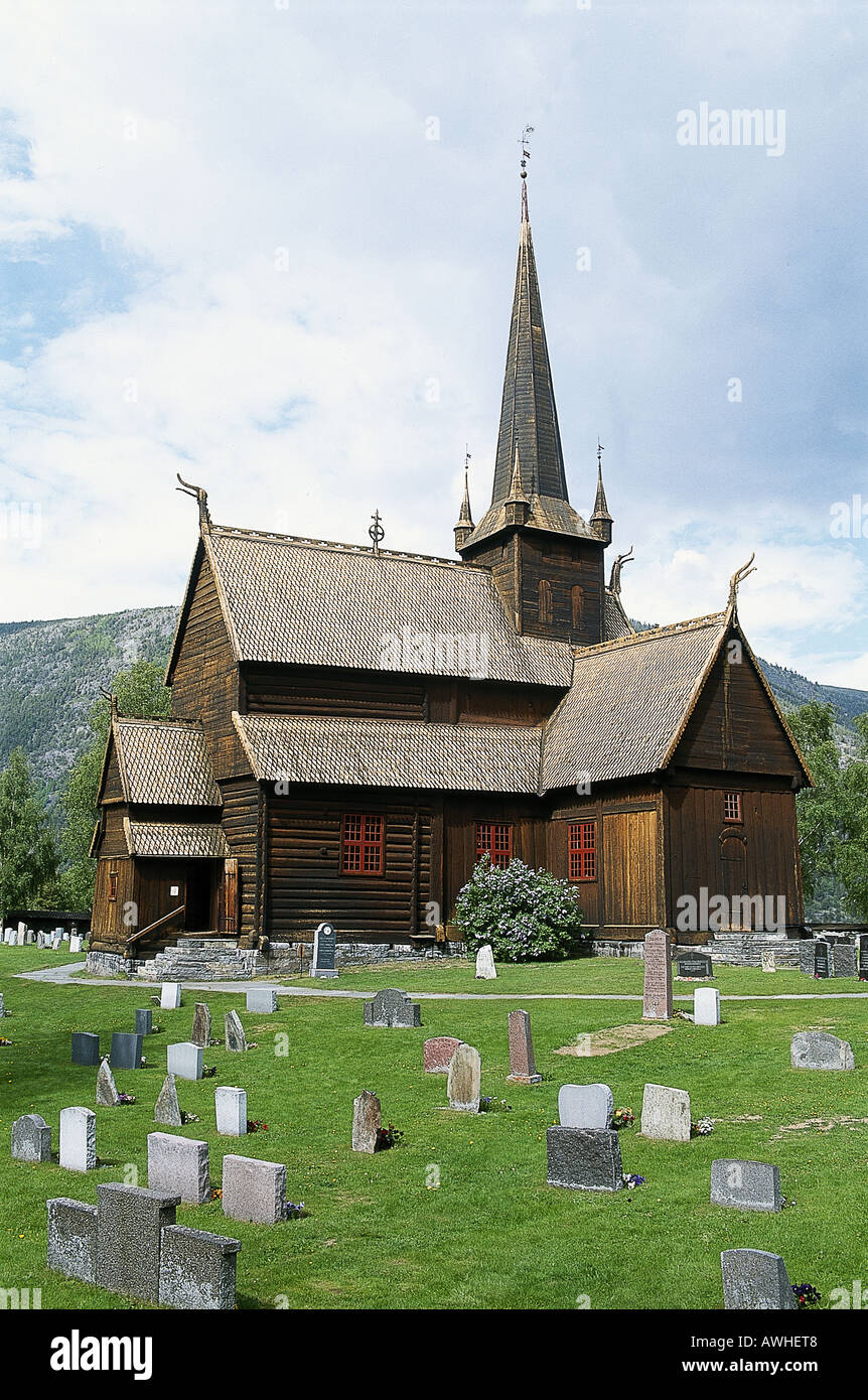Norwegen, Ost-Norwegen, Lom, Lom Stavkirke, Holzkirche der Crucifrom Form mit Drachenköpfen am Giebel Stockfoto